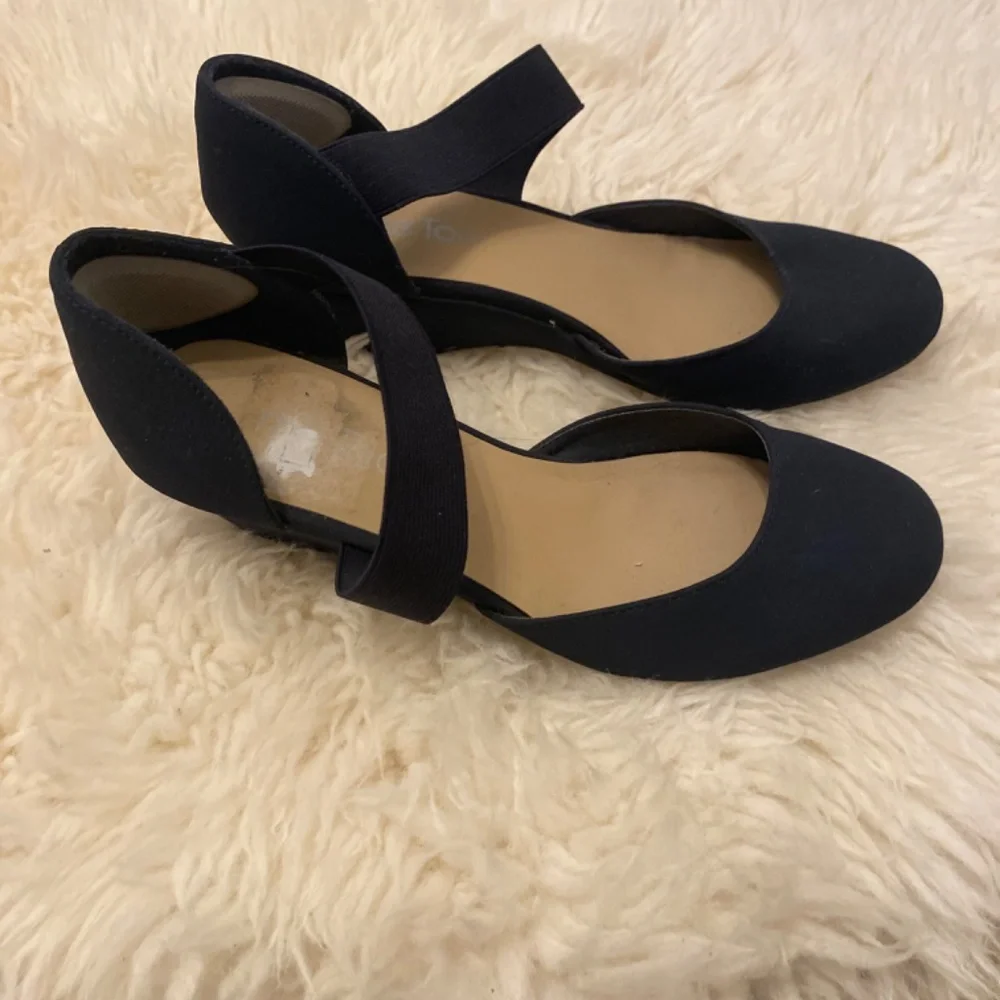Navy Heels - Picture 2 of 4